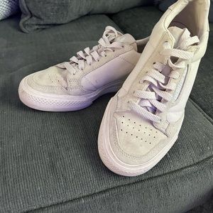 Tennis shoes women